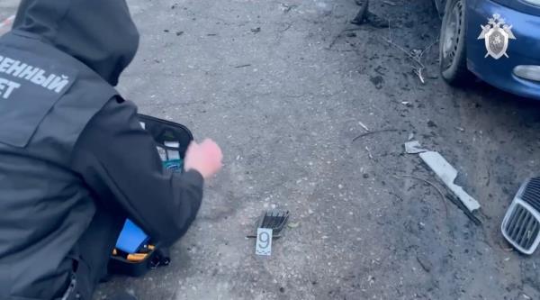 Members of Russia's Investigative Committee gathering evidence in Luhansk