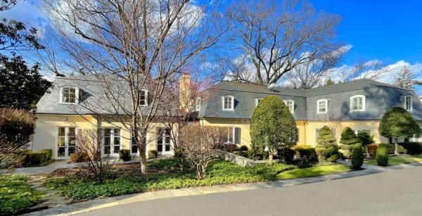 Feinstein's DC home holds four bedrooms and eight baths and occupies 7,000 square feet. 