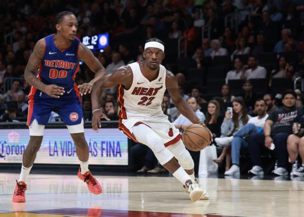 Jimmy Butler #22 of the Miami Heat controls the ball around Ro<em></em>nald Holland II #00 of the Detroit Pistons