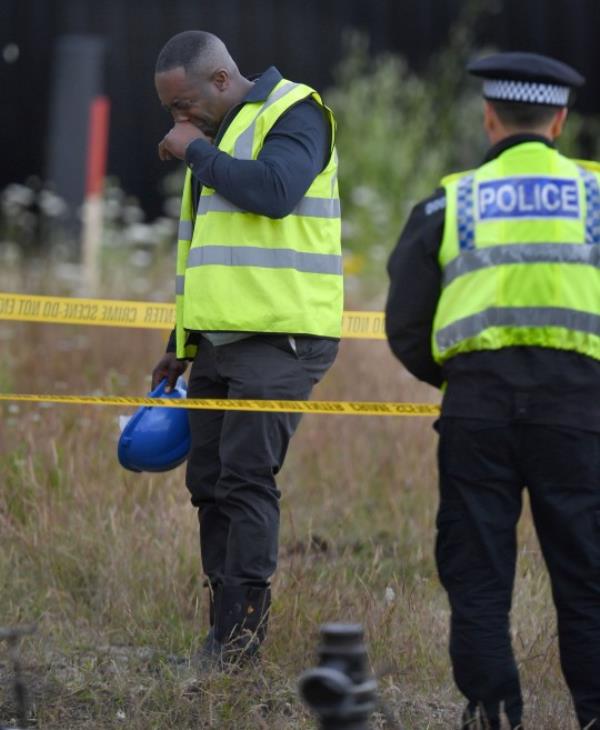 Ro<em></em>nnie looks at a crime scene in Coro<em></em>nation Street