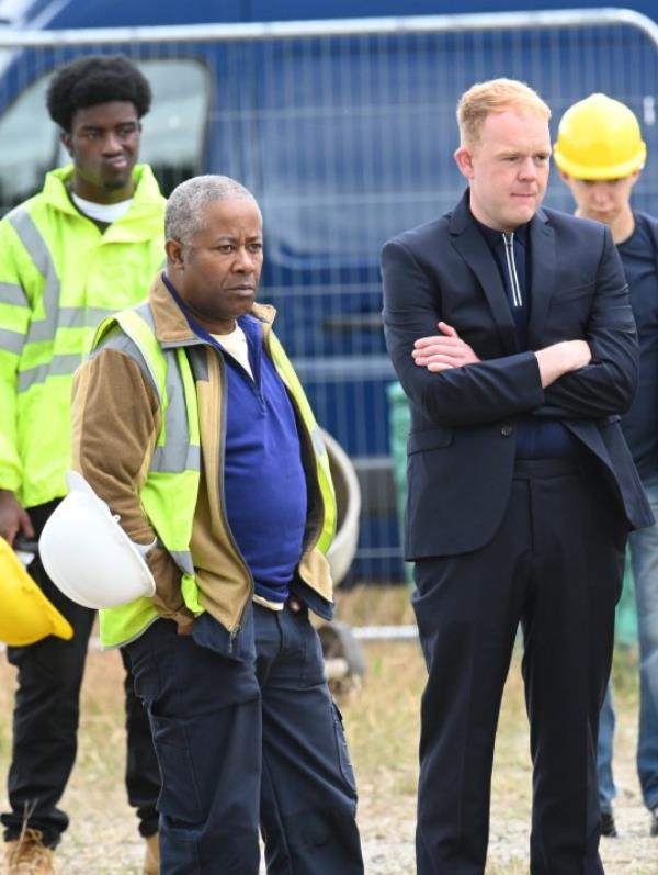 Craig and Ed look at the body dig in Coro<em></em>nation Street