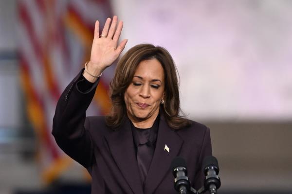 Kamala Harris offers a somber wave after her co<em></em>ncession speech at Howard University.