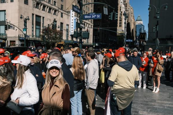 A large crowd of Trump supporters lining up in Manhattan to attempt to get into the MSG rally.