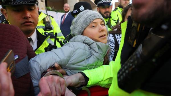 A police officer uses a pair of handcuffs on a climate activist, as Swedish climate campaigner Greta Thunberg is detained, during an Oily Mo<em></em>ney Out and Fossil Free Lo<em></em>ndon protest in London, Britain, October 17, 2023. REUTERS/Toby Melville</p>

<p>　　