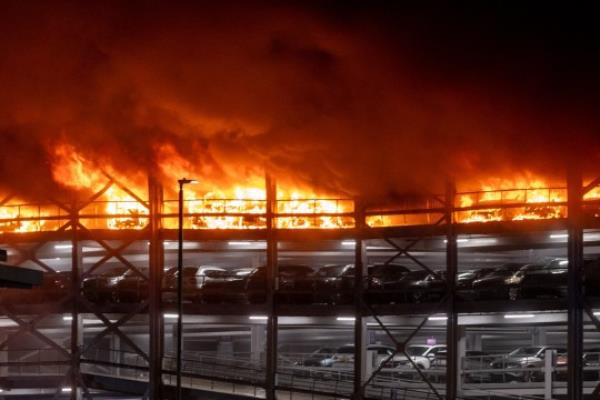  Licensed to Lo<em></em>ndon News Pictures. 10/10/2023. Luton, UK. A fire has started at Luton Airport's Terminal 2 car park. Emergency services are in attendance and the area has been evacuated. Access to the airport is now restricted. Photo credit: Marcin Nowak/LNP