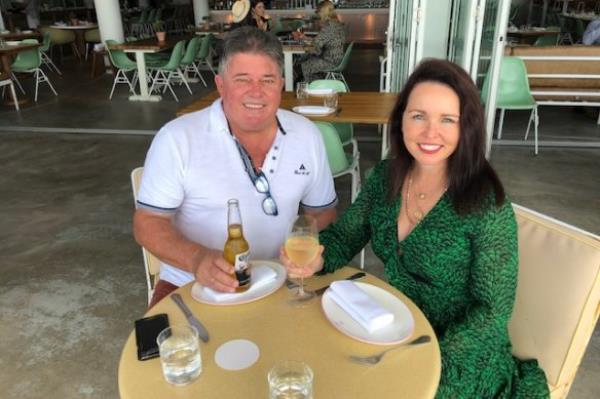 Rho<em></em>nda Jansen with her husband Mark, who had a living wake before passing away from bowel cancer in 2019.