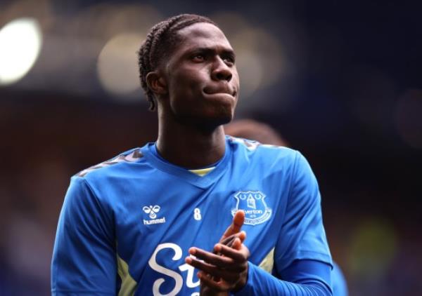 LIVERPOOL, ENGLAND - AUGUST 12: Amadou o<em></em>nana of Everton applauds the fans prior to the Premier League match between Everton FC and Fulham FC at Goodison Park on August 12, 2023 in Liverpool, England. (Photo by Nathan Stirk/Getty Images)