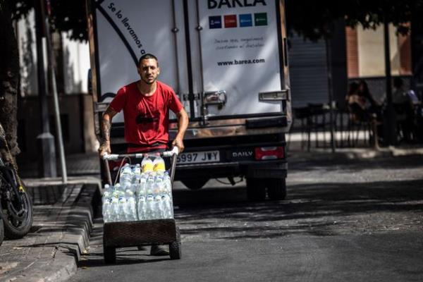 People have been urged to stay hydrated and avoid drinking excessive amounts of alcohol in the heat (stock)