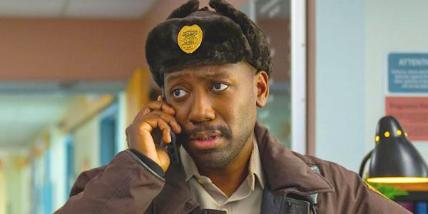 Lamorne Morris as Witt talking on the telephone with a co<em></em>ncerned ex<em></em>pression in a scene from Fargo season 5